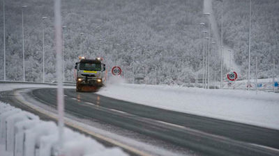 La nieve dificulta el tráfico en 150 vías y restringe el tráfico para camiones