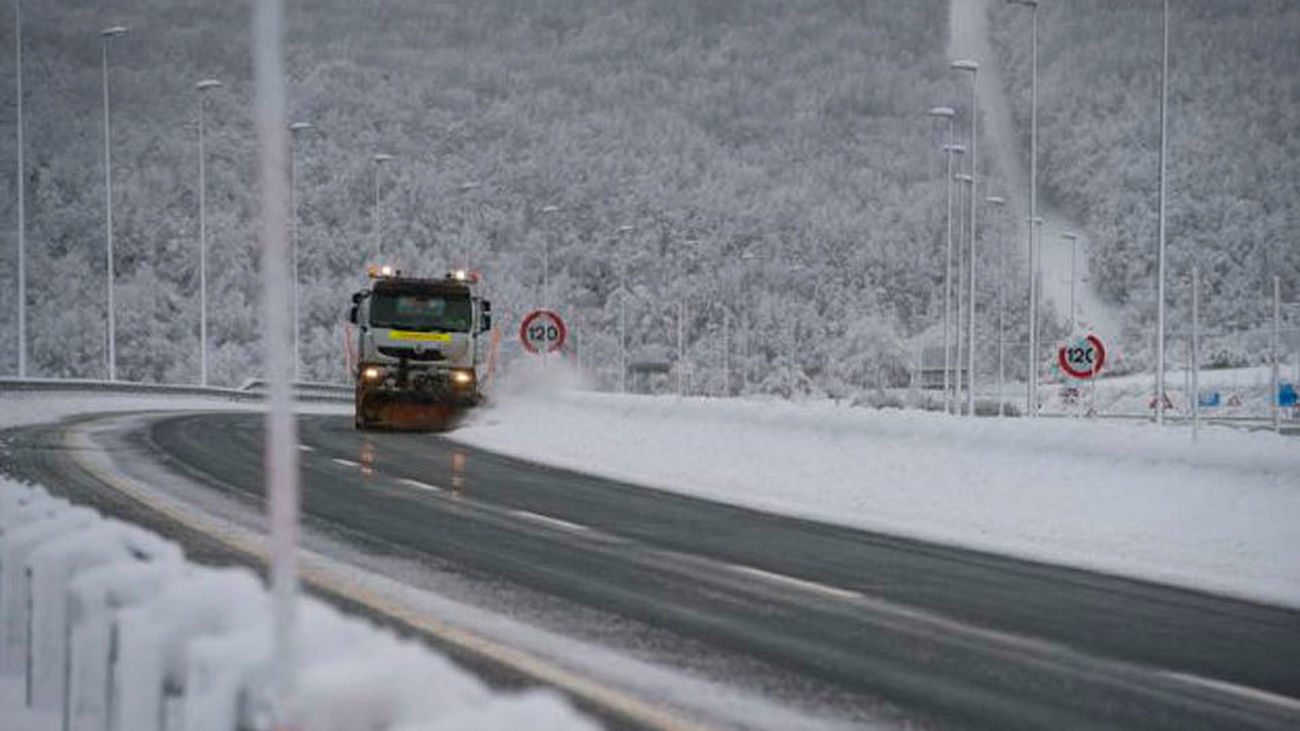 La nieve dificulta el tráfico en 150 vías y restringe el tráfico para camiones