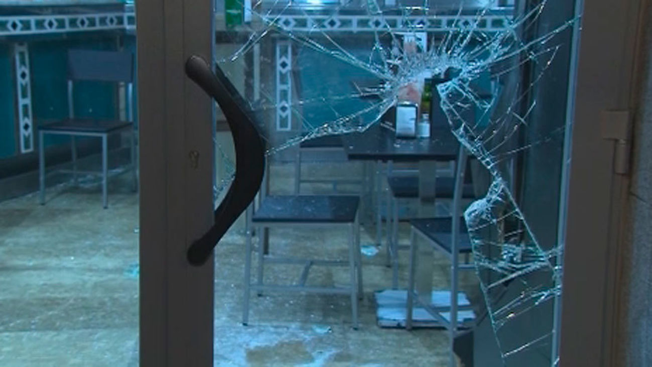 Entran a mazazos para robar las tragaperras en un bar de Ciudad Lineal