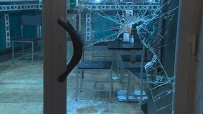 Entran a mazazos para robar las tragaperras en un bar de Ciudad Lineal