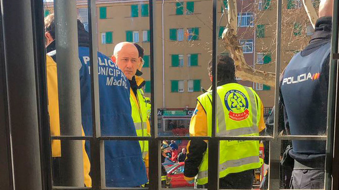 Un hombre amenaza con quemarse a lo bonzo ante una sede de Agencia Tributaria en San Blas
