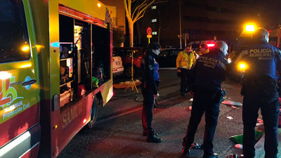 Un motorista muy grave tras impactar contra una marquesina en el barrio de Legazpi