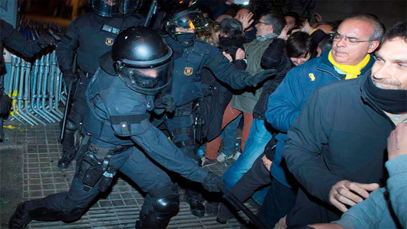 Cargas contra manifestantes cerca de  la Delegación del Gobierno en Barcelona