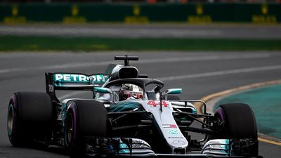 Hamilton inicia la defensa del título desde la 'pole'