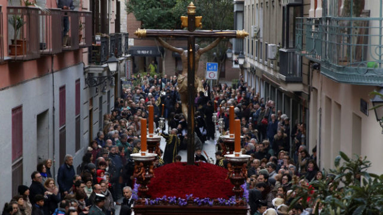 Los madrileños han vivido con pasión y fervor la tarde de este Domingo de Ramos en Madrid. Miles de madrileños han acompañado con devoción al Cristo de la Fe y del Perdón y a María Santísima Inmaculada Madre de la Iglesia en la tradicional procesión de este Domingo de Ramos.
