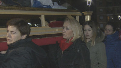 Últimos preparativos del paso del Cristo Yacente de Móstoles