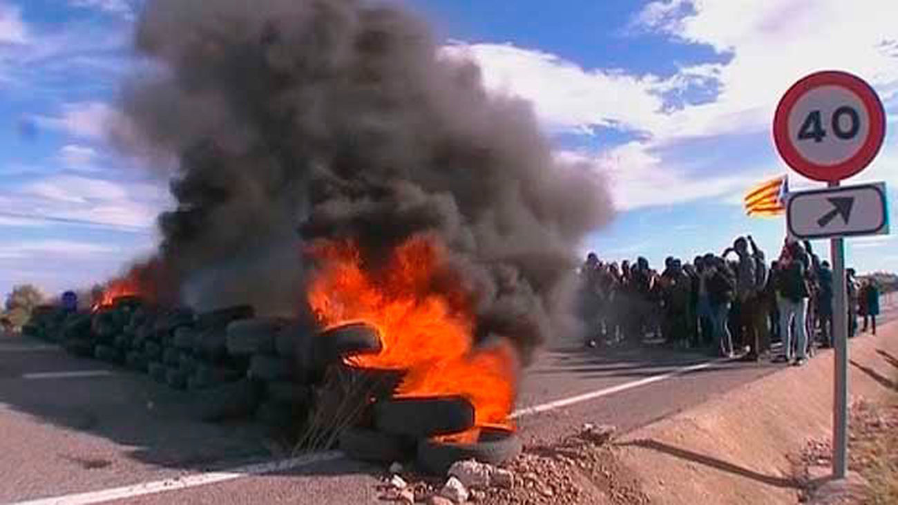Los independentistas cortan carreteras y vías de circulación en Cataluña