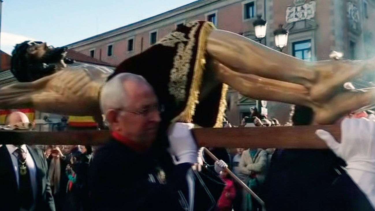 En directo traslado del Cristo de los Alabarderos al Palacio Real