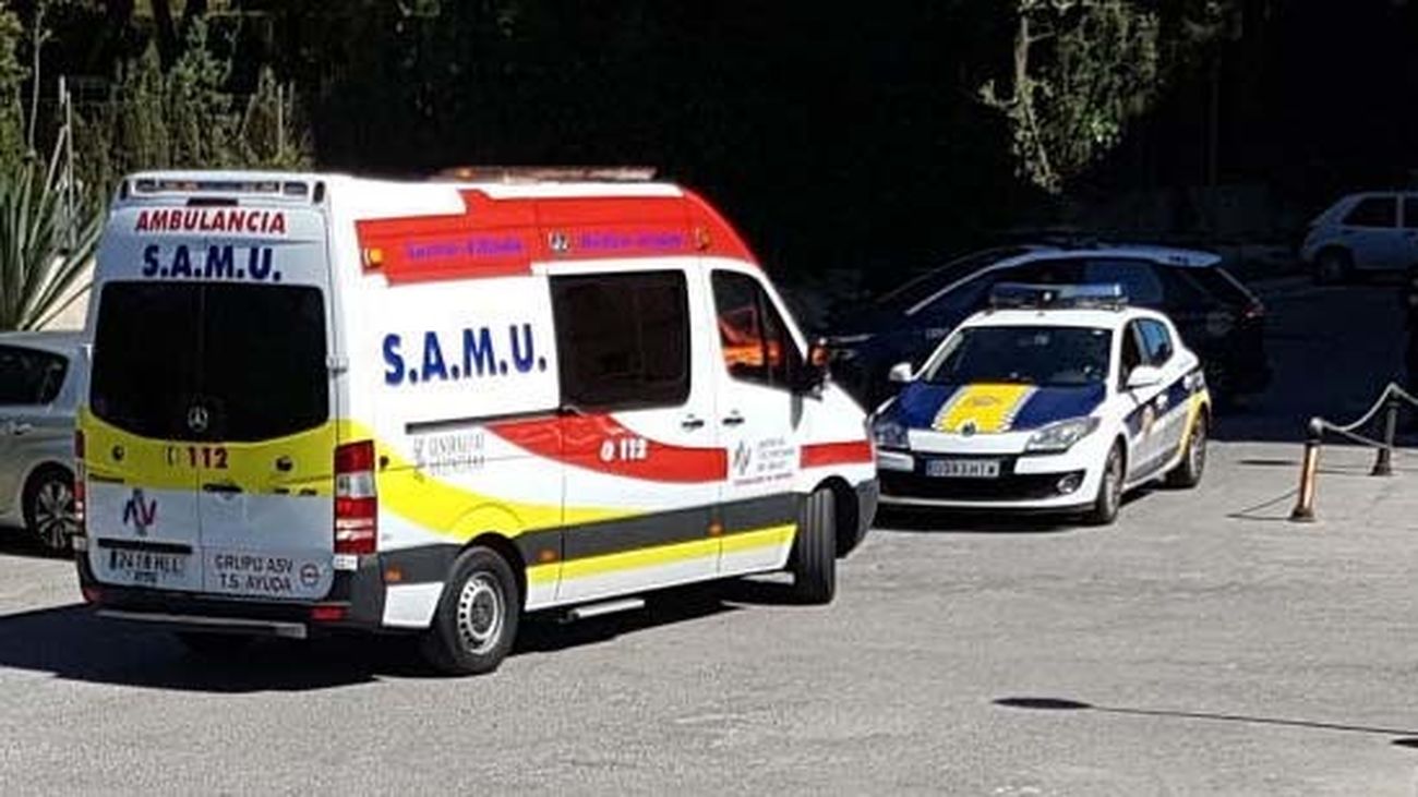 Ambulancia que traslada al hospital a la mujer apuñalada