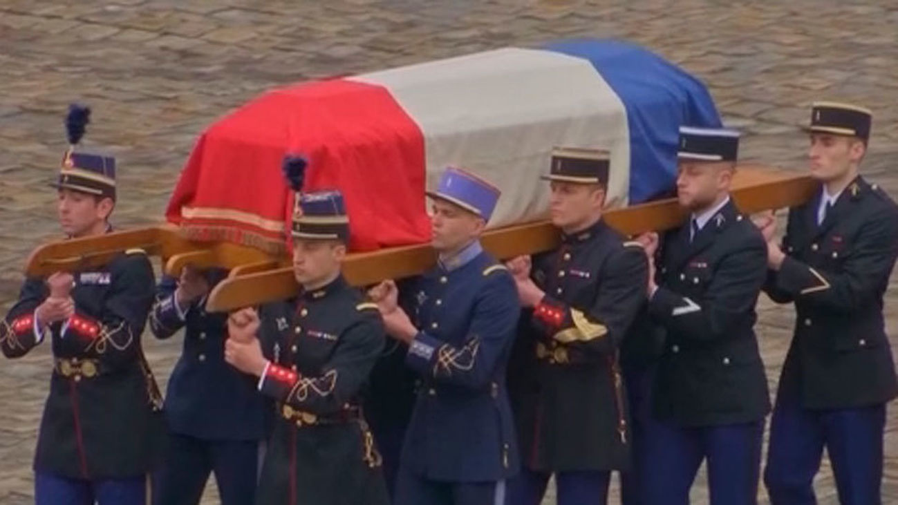 Francia rinde homenaje al gendarme asesinado tras cambiarse por una rehén