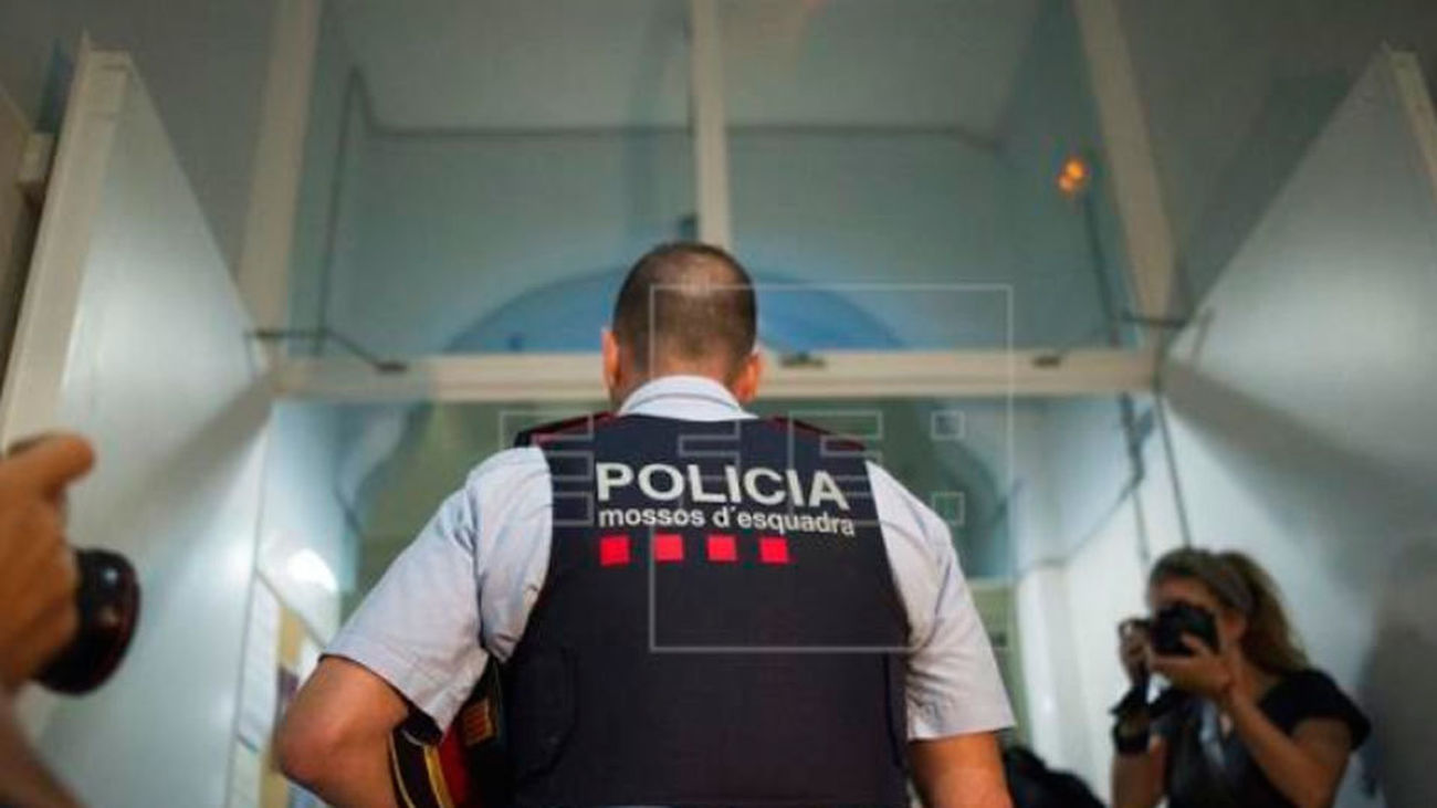 Detenidos dos mossos y un historiador que acompañaban a Puigdemont