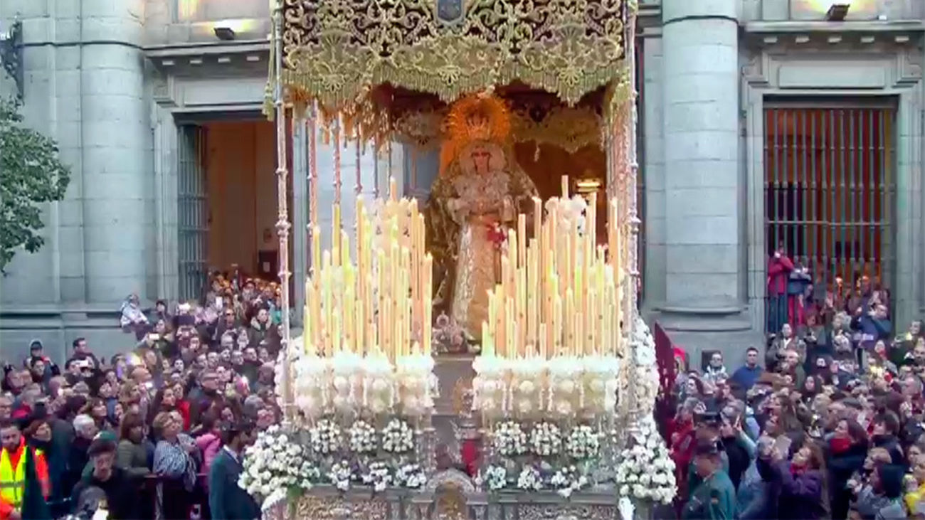 María Santísima de la Esperanza Macarena parte de la Real Colegiata de San Isidro con la talla de Antonio Eslava Rubio. Como es habitual, los madrileños la adoran al grito de 'guapa, guapa, guapa'. Una tradición de año tras año en la Semana Santa Madrileña.