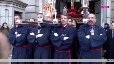 El Cristo de los Alabarderos sale del Palacio Real