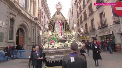 La Virgen sigue a su Hijo en procesión