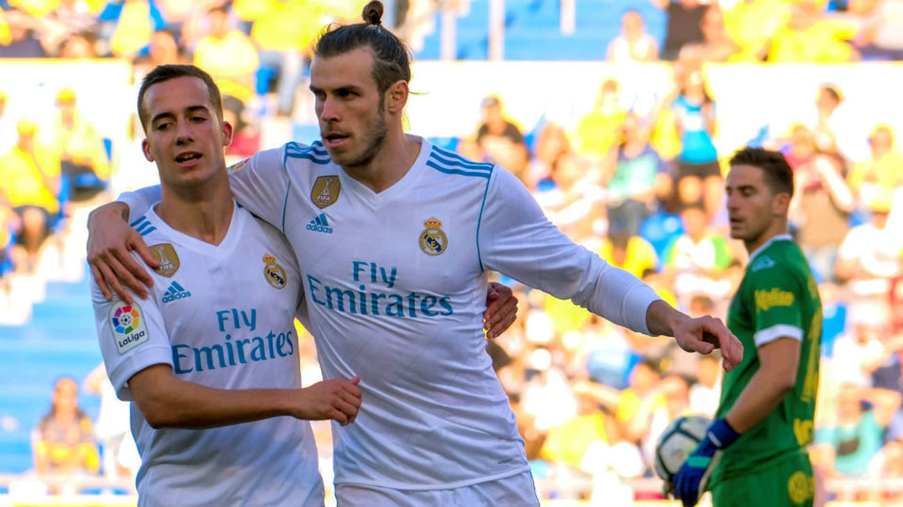 El jugador del Real Madrid Lucas Vázquez felicita a Gareth Bale
