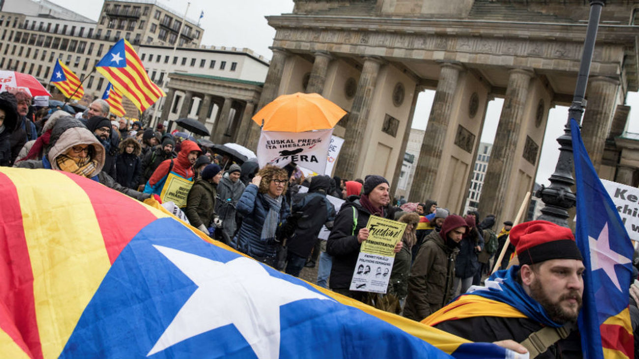 Centenares de personas se manifiestan en Berlín  para pedir la liberación de Puigdemont