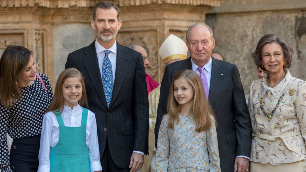 Los reyes Felipe y Letizia, sus hijas, la princesa Leonor y la infanta Sofía, y los reyes don Juan Carlos, y doña Sofía