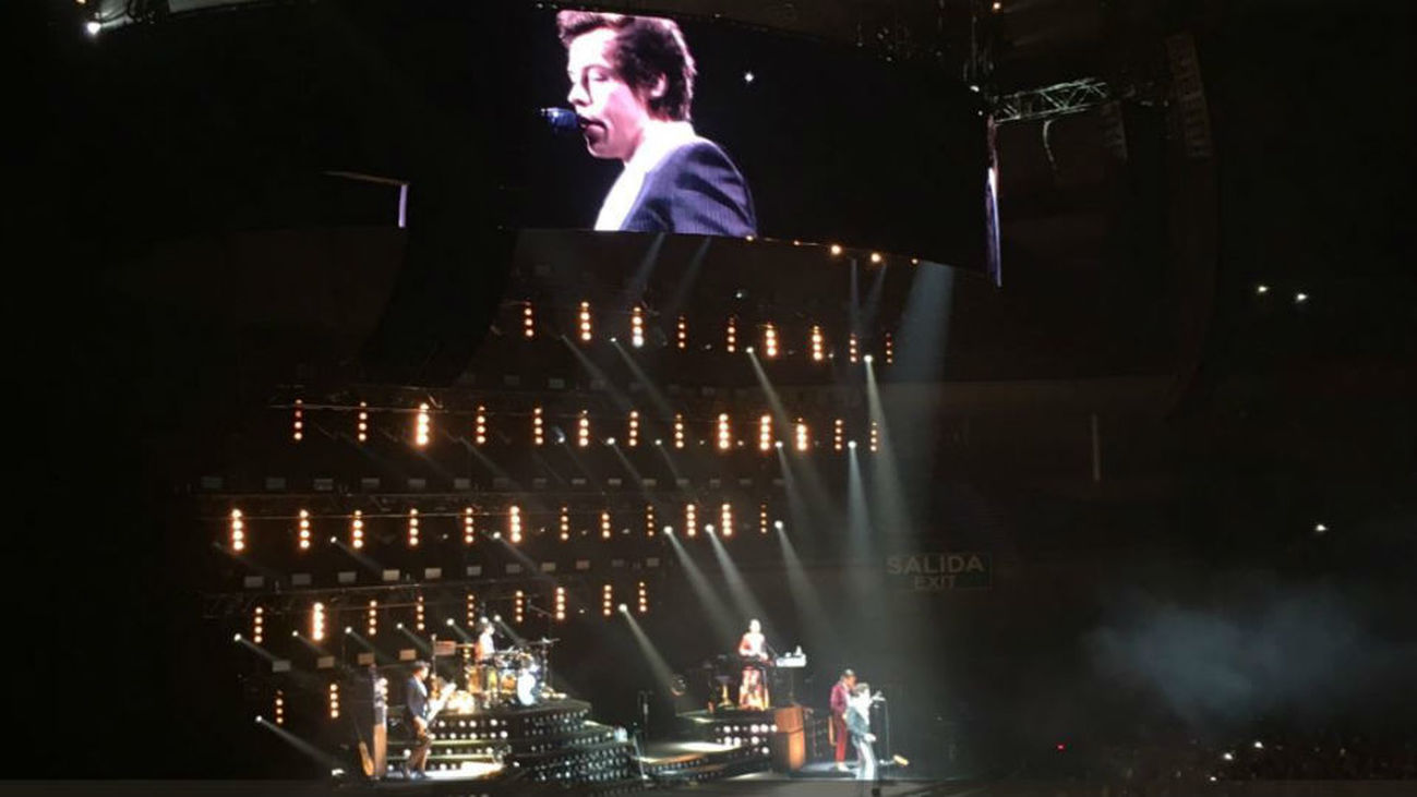 Harry Styles, un volcán "glam" que derrite adolescentes en Madrid