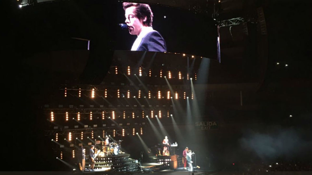Harry Styles, un volcán "glam" que derrite adolescentes en Madrid