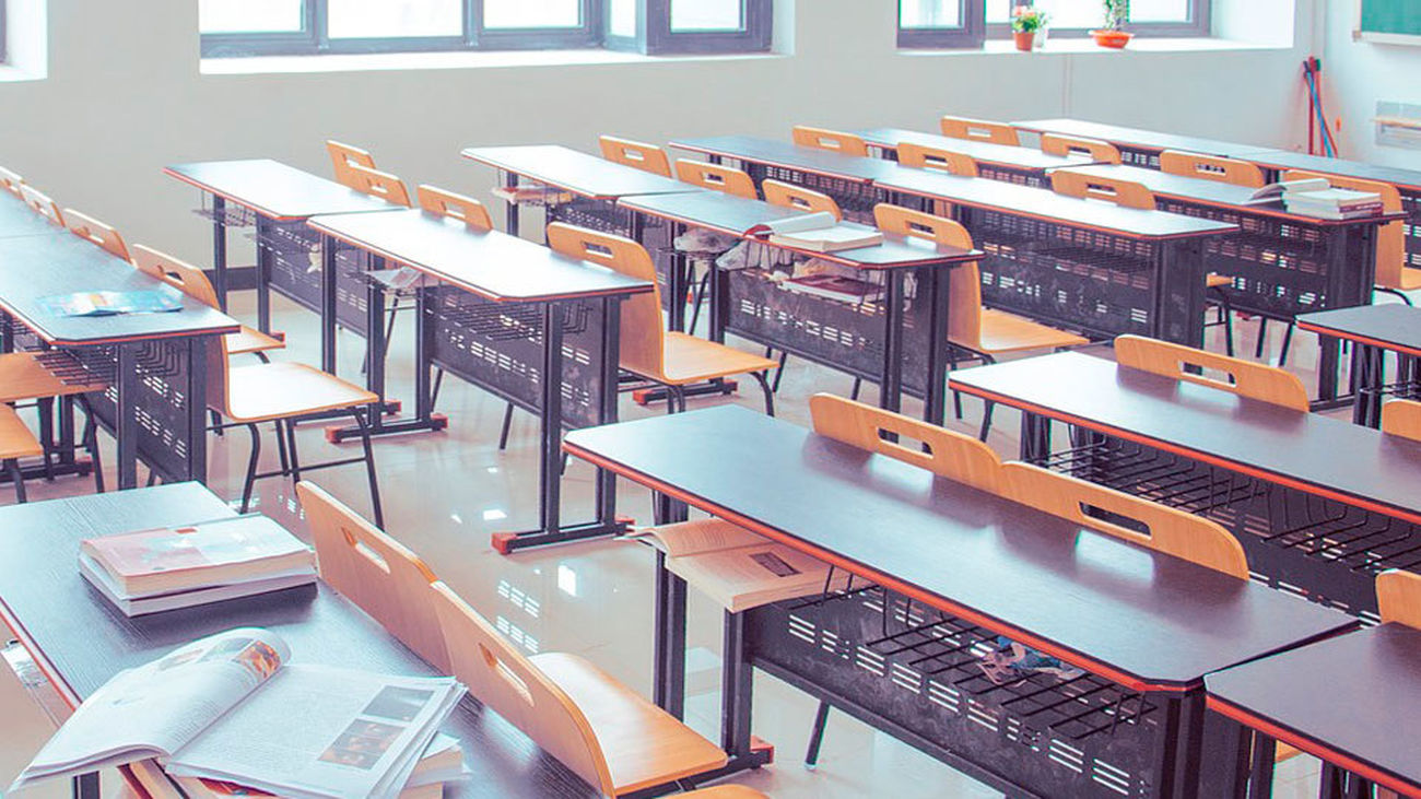 150 horas por año, y se completa con conferencias visitas culturales, conciertos y excursiones