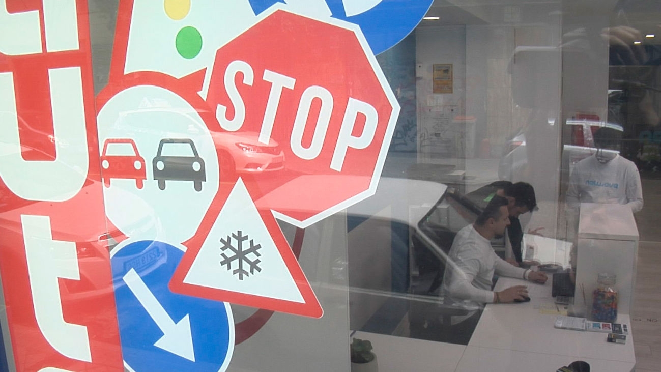 ¿Cómo se saca el carnet de conducir una persona sorda?