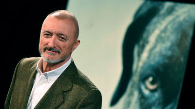 Arturo Pérez Reverte da voz a los perros en una intriga policiaca