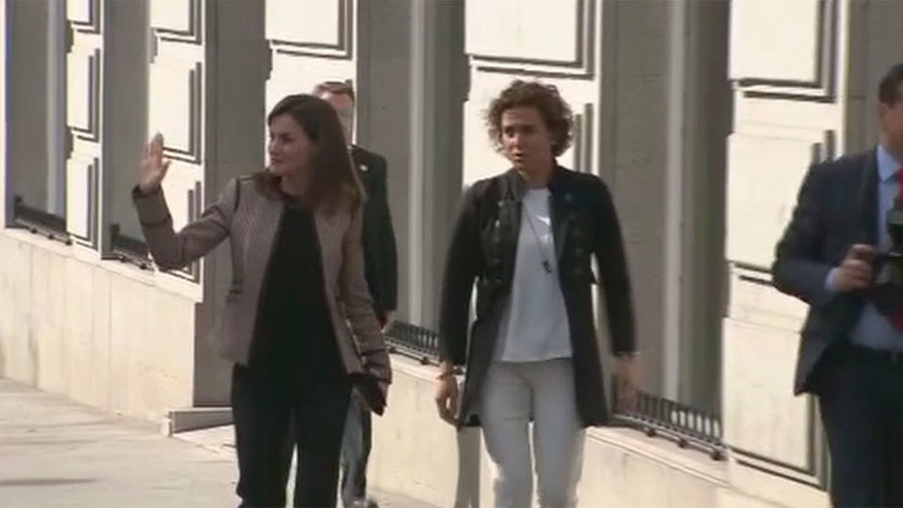 Silban e increpan a la Reina Letizia a salida de un acto con un "fuera, antipática, floja"