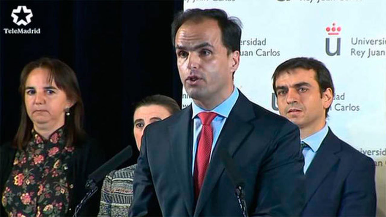 El rector asegura a sus alumnos que todo lo ha hecho con rectitud y honradez