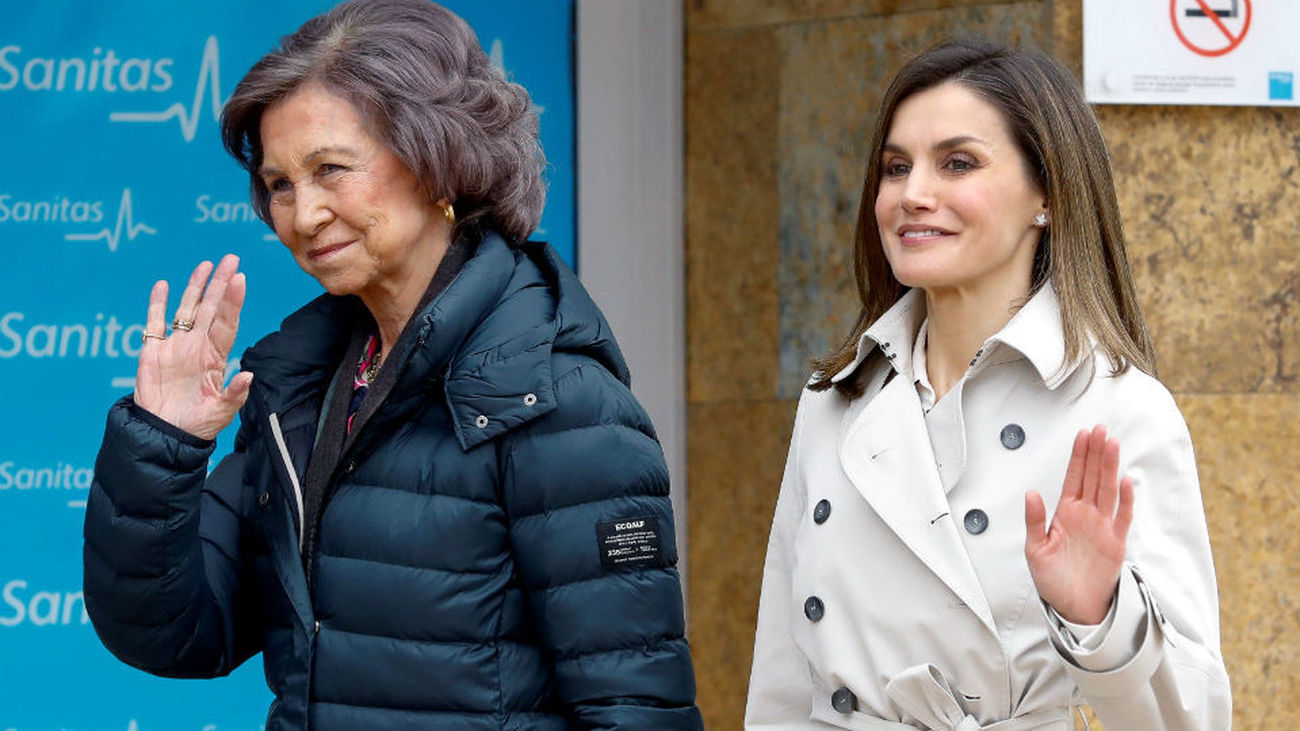 Los Reyes y doña Sofía llegan juntos al hospital para ver a don Juan Carlos