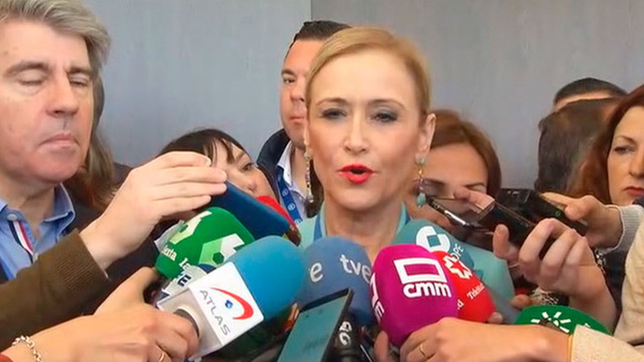 Cifuentes pide explicaciones al PSOE por "la trama" urdida por un militante sobre su máster