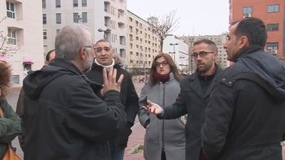 Un grupo de vecinos un barrio de Móstoles protesta contra una compostadora