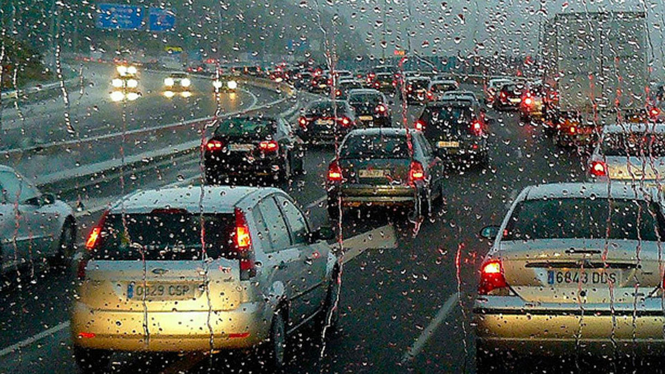 La lluvia complica el tráfico y multiplica los atascos en Madrid