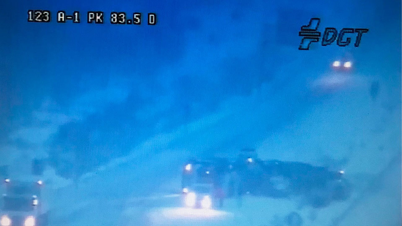 Vuelca un camión que transportaba turismos en la A-1