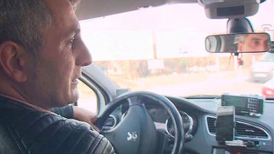 Al volante un taxi, lidiando con la doble fila y los atascos