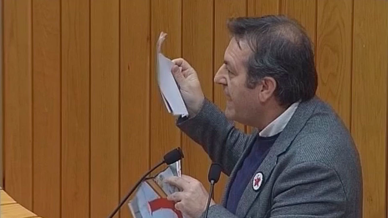 Un diputado del BNG rompe el retrato del Rey en el Parlamento gallego