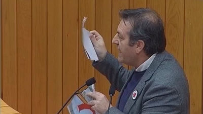 Un diputado del BNG rompe el retrato del Rey en el Parlamento gallego