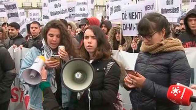 Centenares de estudiantes piden la dimisión de Cifuentes en la Puerta del Sol