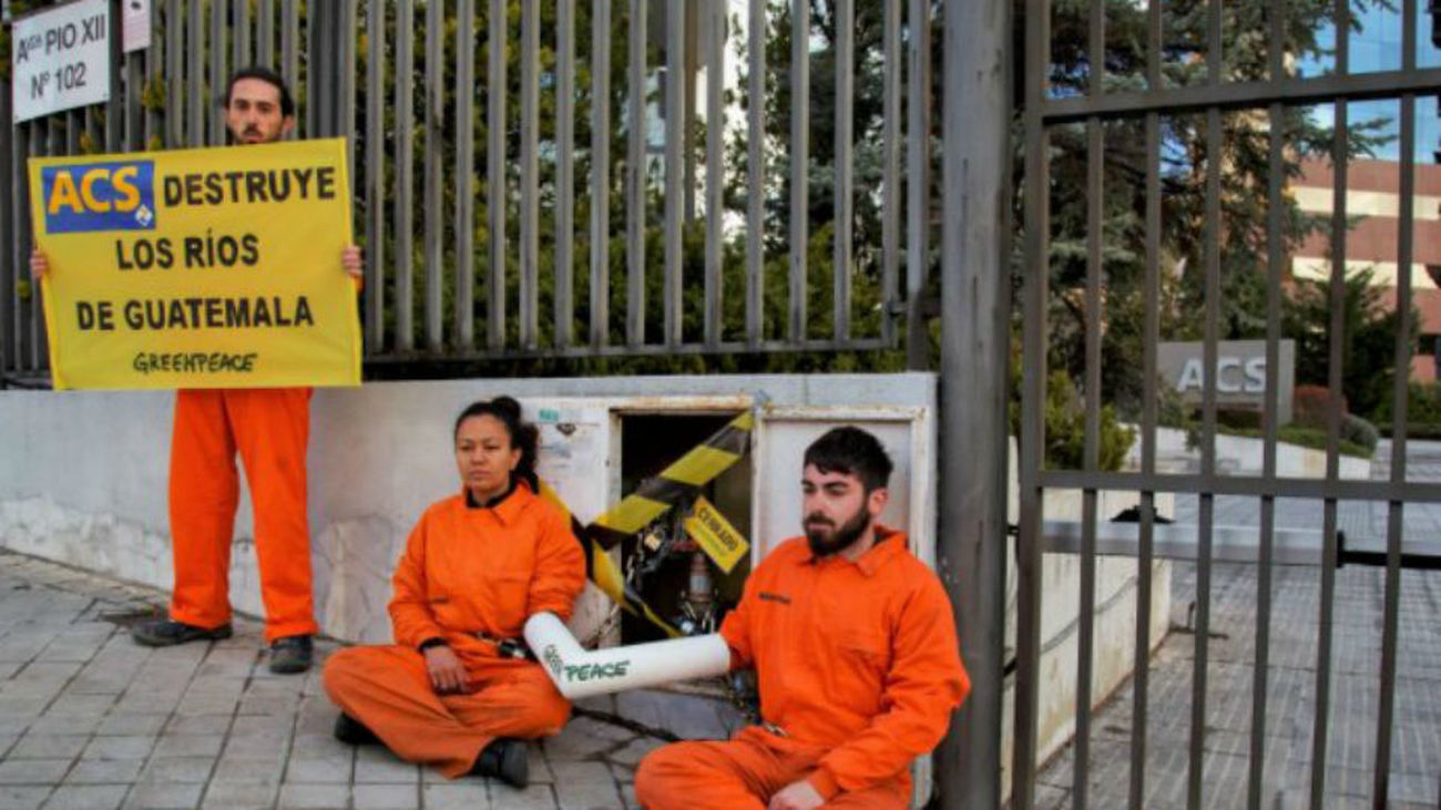 Activistas de Greenpeacea ante la sede de ACS
