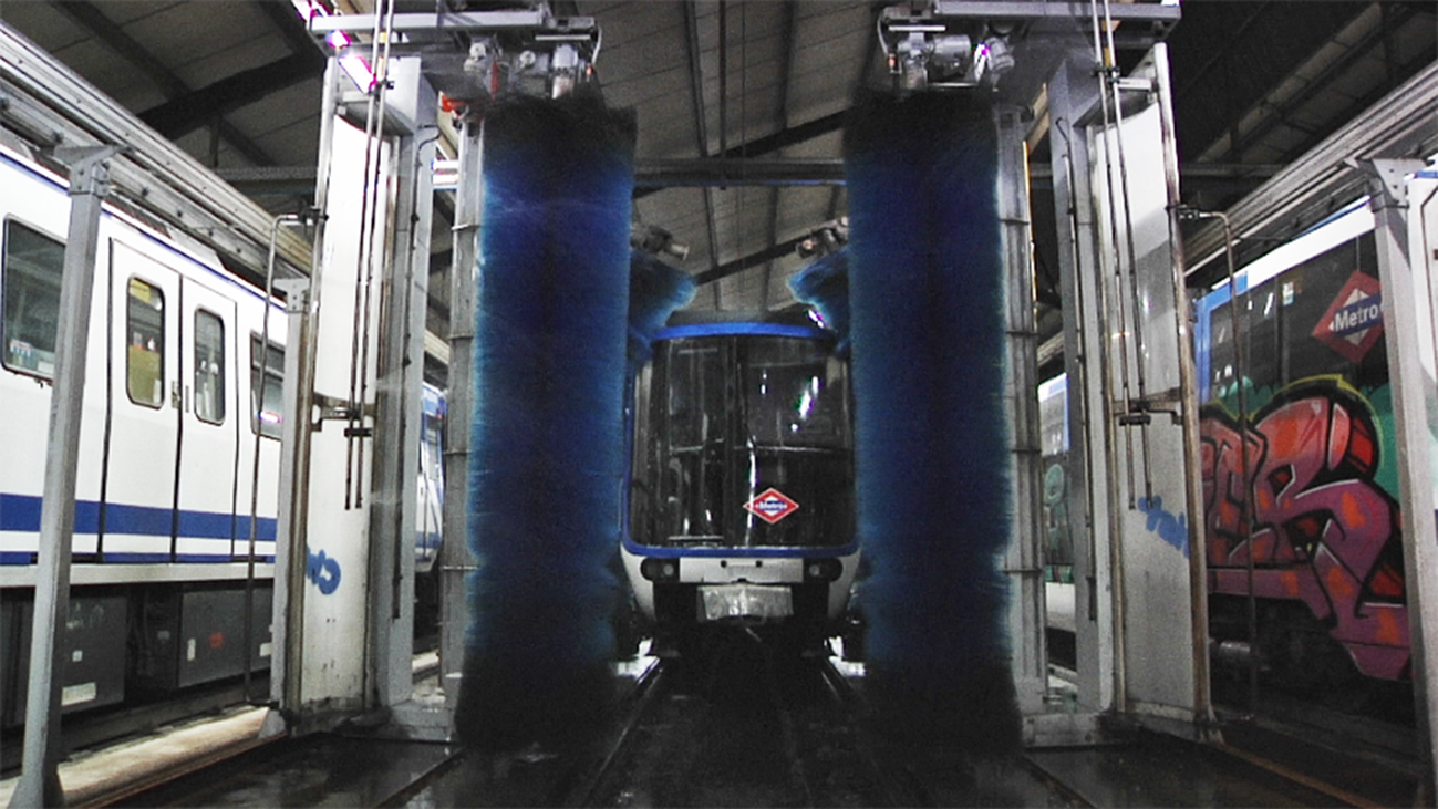 los trenes pasan por el túnel de lavado