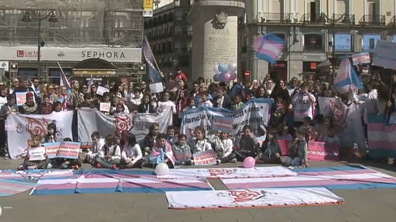 Familias con menores transexuales defienden sus derechos en Sol