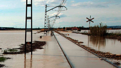 La crecida pasa por Zaragoza sin daños, pero la Ribera Baja sigue en alerta