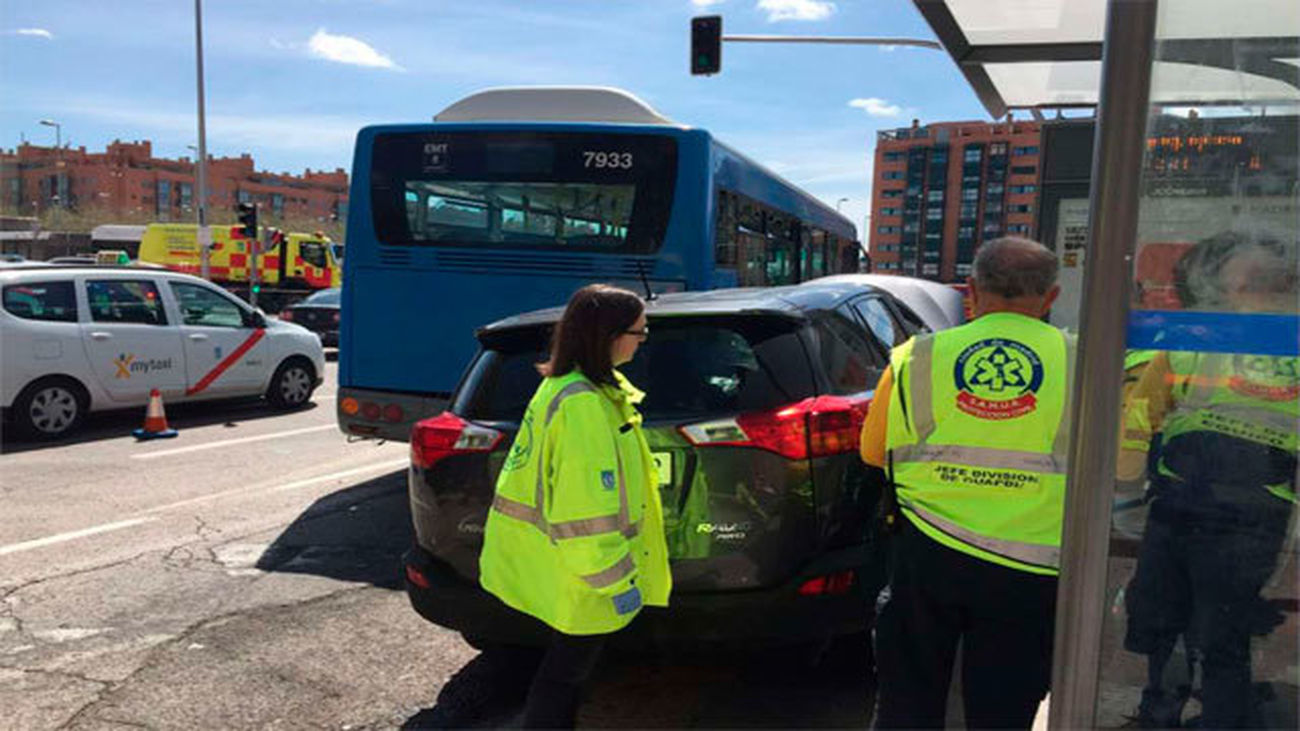Efectivos del SAMUR en la parada junto al vehículo que la invadió