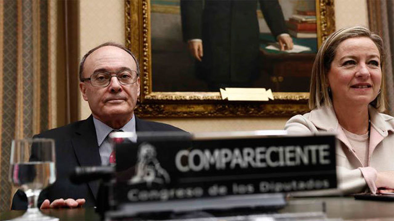 El Gobernador del Banco de España, Luis María Linde, acompañado de la presidenta de la Comisión Ana Oramas