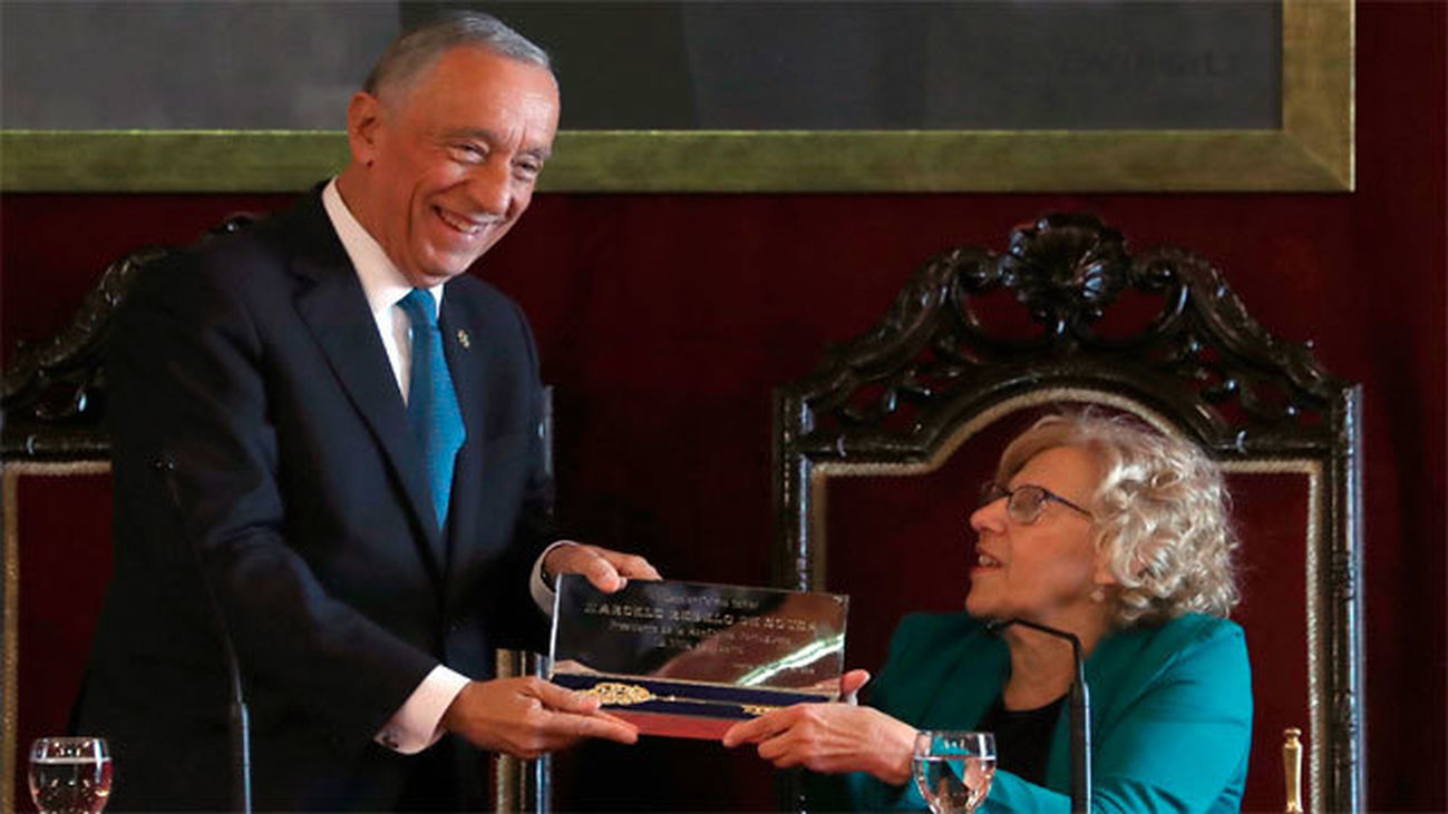 Carmena entrega la Llave de Oro de Madrid al presidente de Portugal