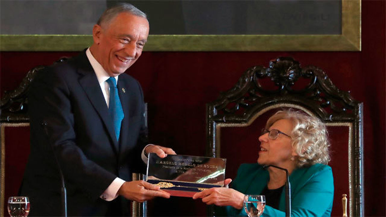 Carmena entrega la Llave de Oro de Madrid al presidente de Portugal