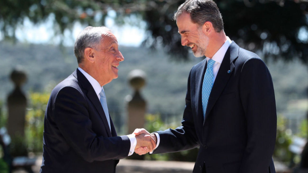 Los Reyes ofrecen una cena de gala a Rebelo de Sousa recibido con los máximos honores