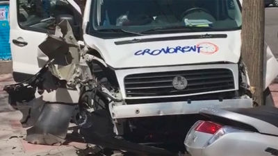 Una furgoneta invade la acera y destroza una moto y un árbol en la calle Ibiza
