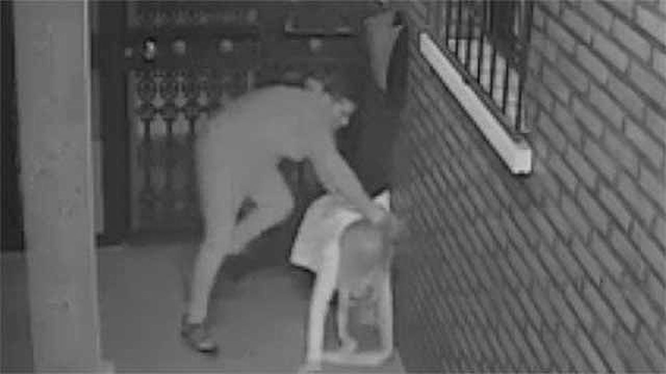 Buscan en Cádiz al atracador que dio una paliza brutal a una mujer de 64 años en Algeciras