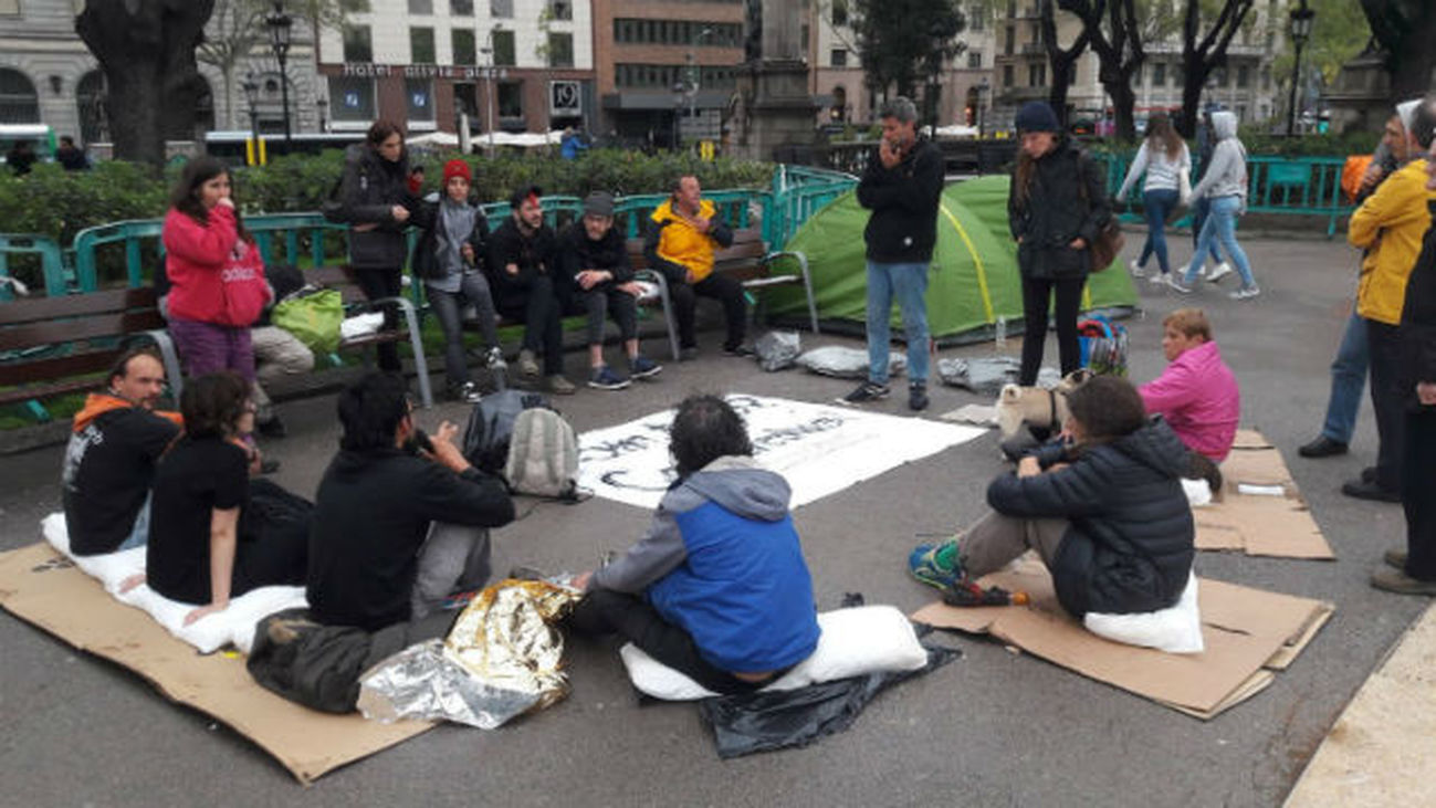 Desalojan a los acampados en la plaza Catalunya de Barcelona