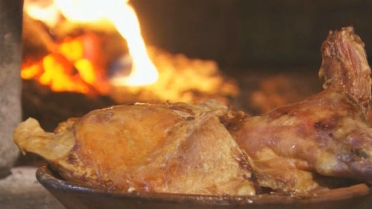 Polémica en Collado Villalba por la imagen del exalcalde del PSOE comiendo un asado